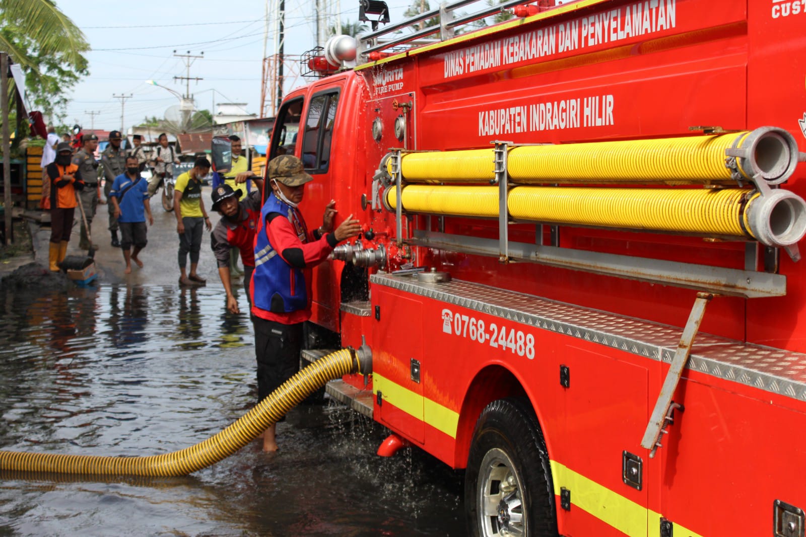 Tim dari DPKP Inhil Bantu Atasi Banjir