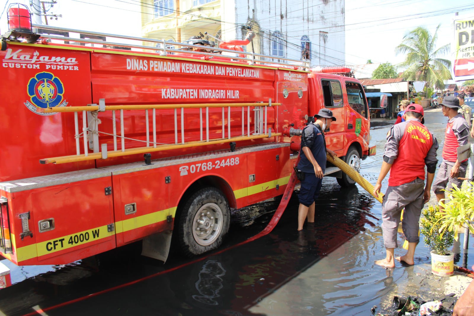 Tim dari DPKP Inhil Bantu Atasi Banjir