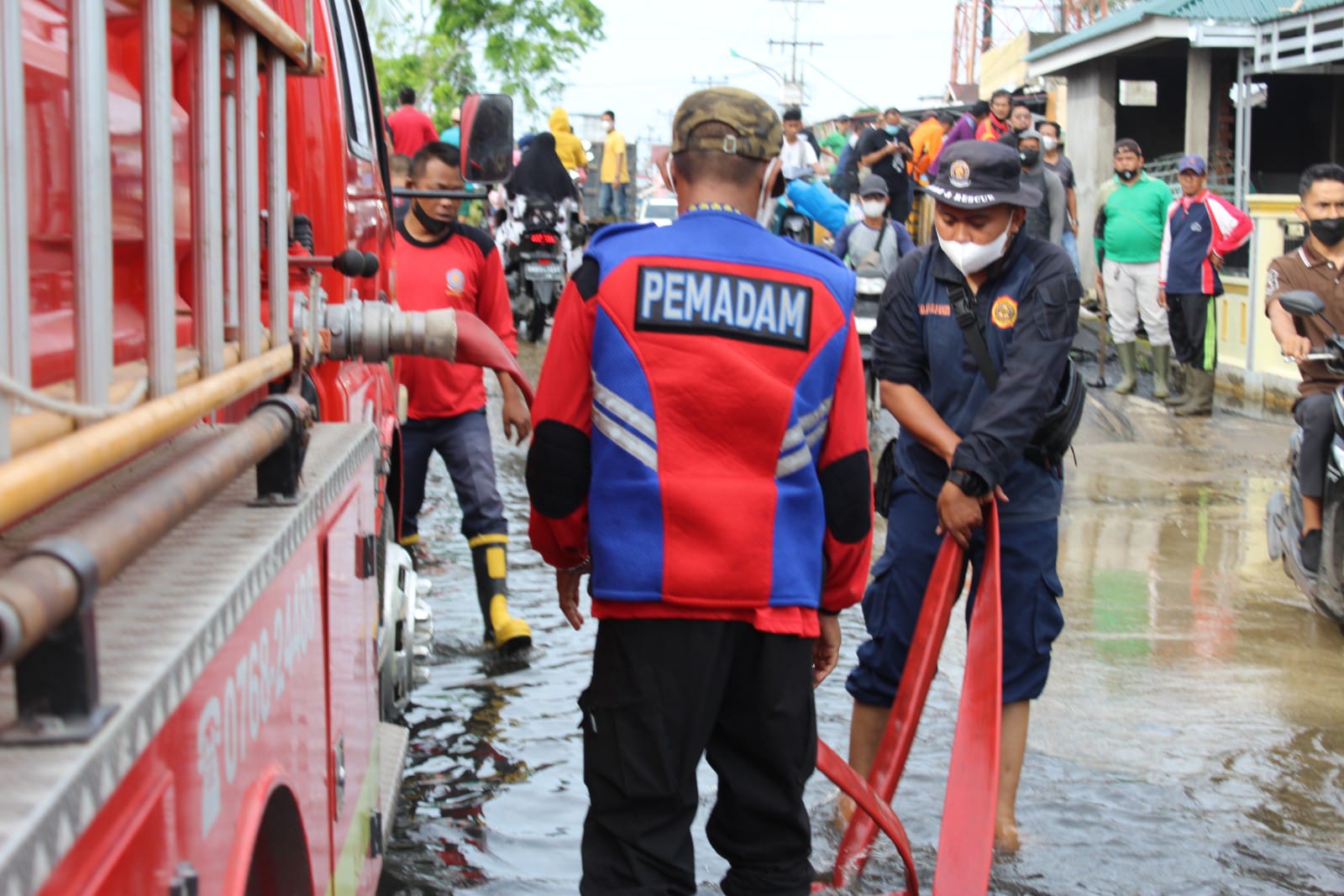 Tim dari DPKP Inhil Bantu Atasi Banjir