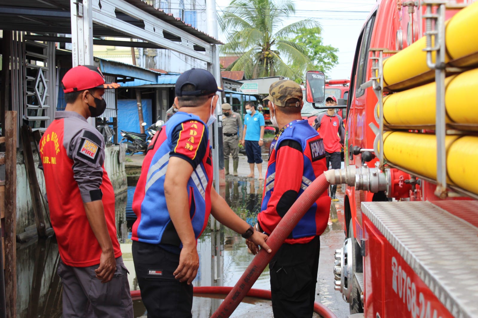 Tim dari DPKP Inhil Bantu Atasi Banjir