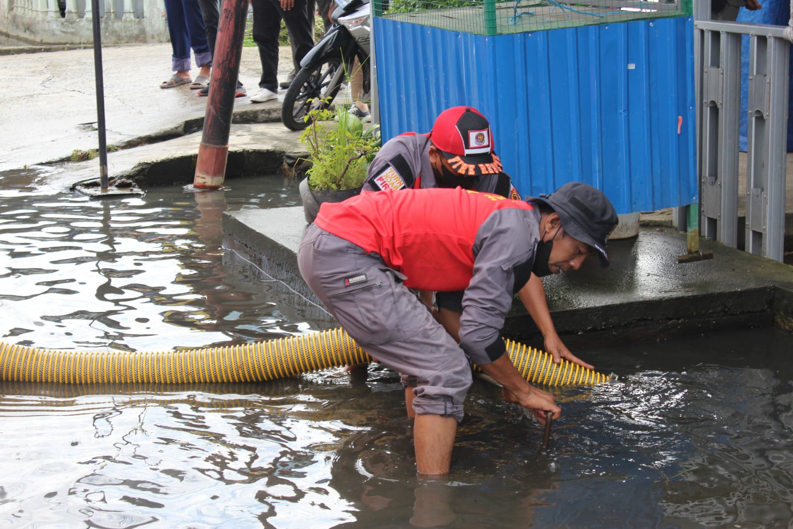 Tim dari DPKP Inhil Bantu Atasi Banjir