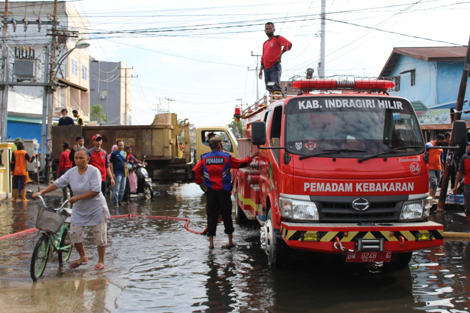 Tim dari DPKP Inhil Bantu Atasi Banjir