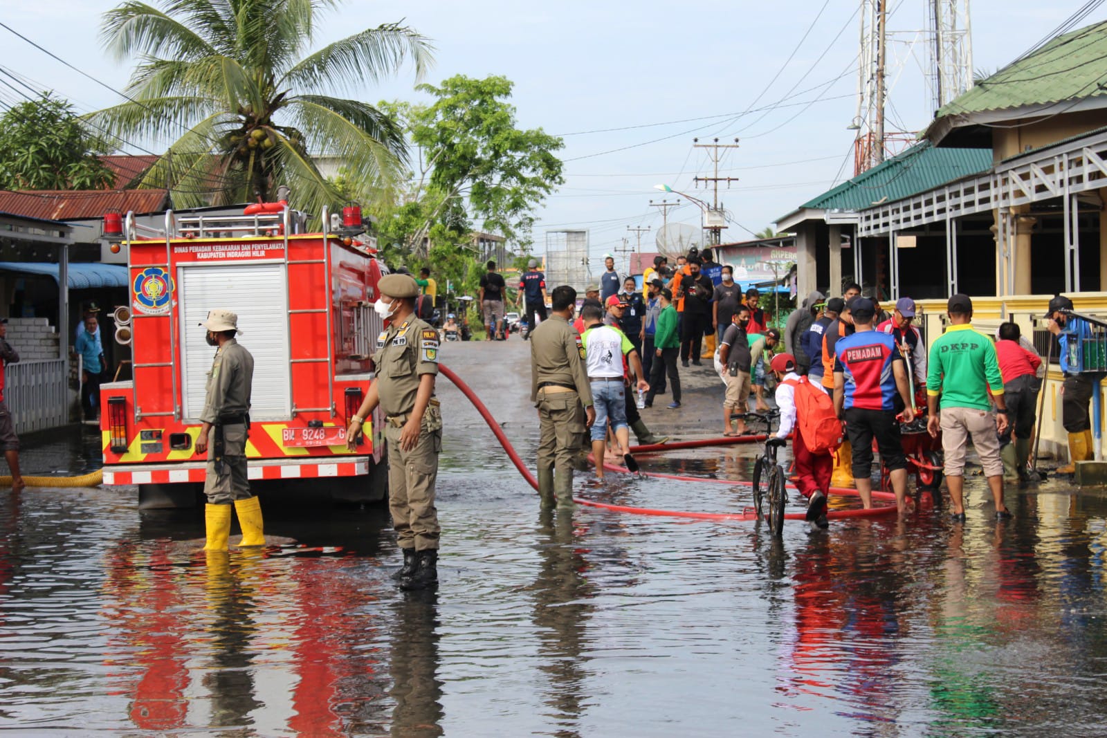 Tim dari DPKP Inhil Bantu Atasi Banjir