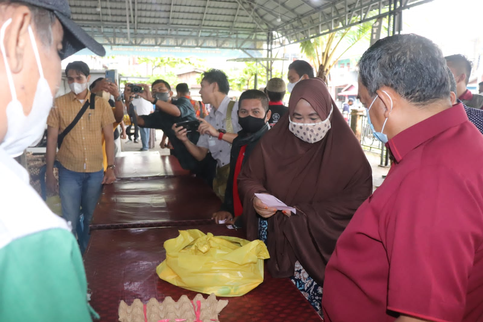 Pasar Murah di Kantor Disdagtri Inhil Dikunjungi Wagubri