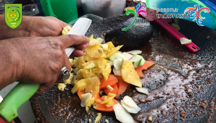 Rujak Uleg Jajanan yang Tak Pernah Hilang di Tembilahan