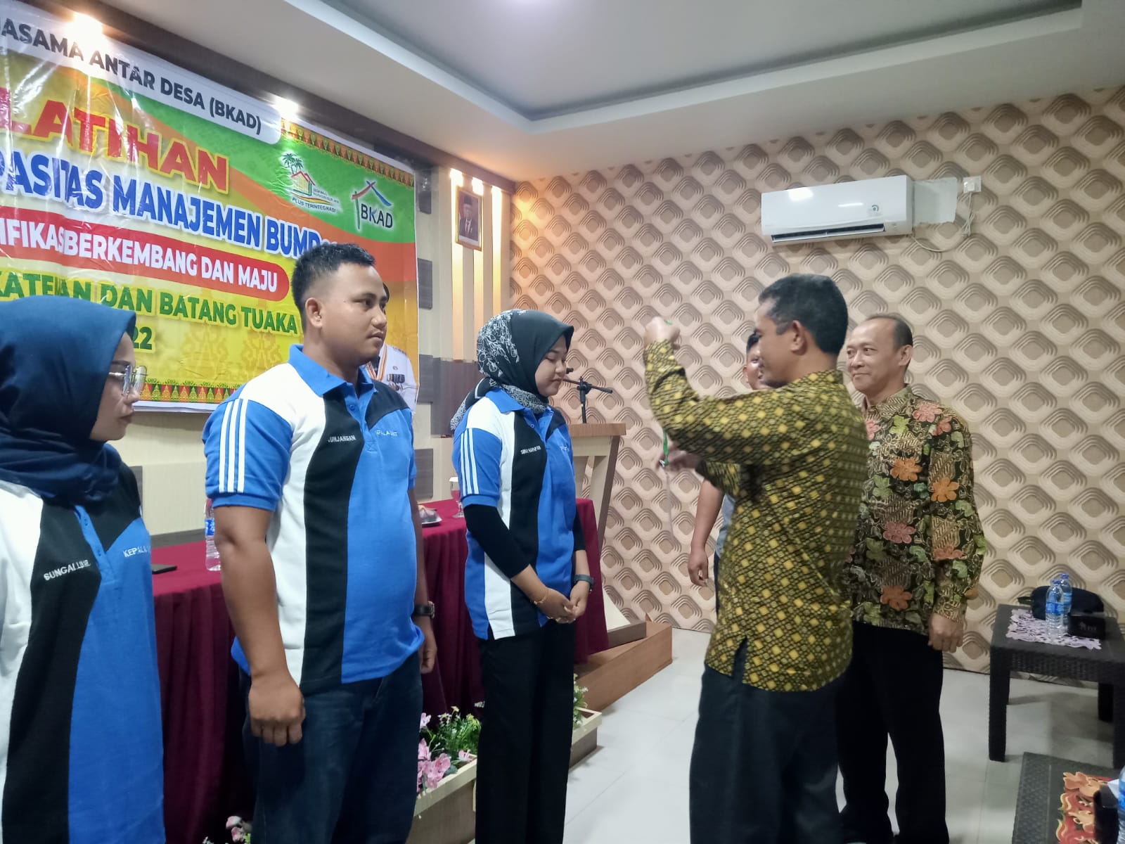 Pembukaan Pelatihan Peningkatan Kapasitas Manajemen BUMDesa Dengan Klasifikasi Berkembang dan Maju Di Taja Oleh Dinas PMD Inhil di Dua Desa