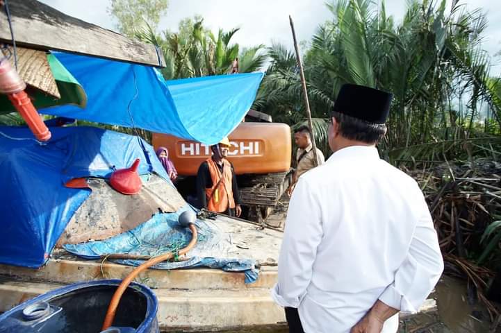 Bupati Inhil HM Wardan Pantau Secara Langsung Pengerjaan Normalisasi Parit di Desa Tekulai Hulu