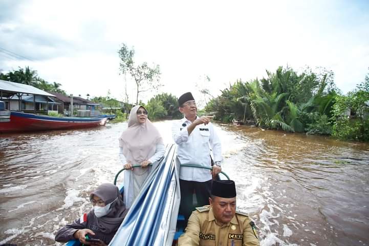 Bupati Inhil HM Wardan Pantau Secara Langsung Pengerjaan Normalisasi Parit di Desa Tekulai Hulu