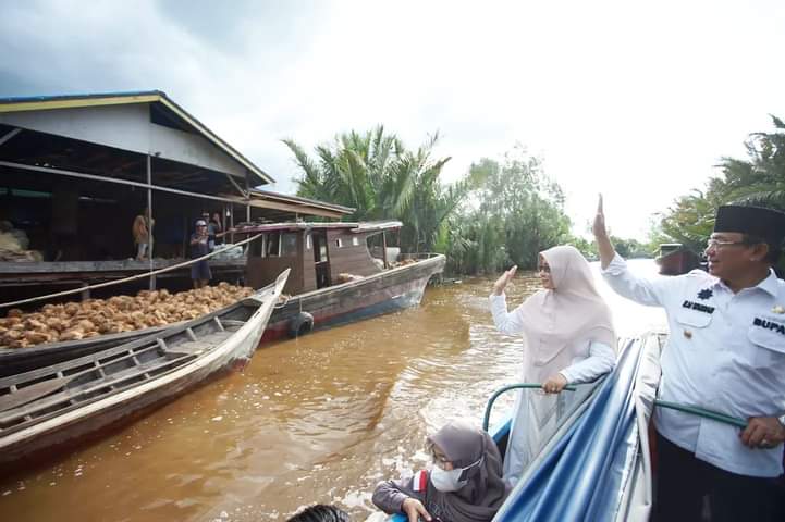 Bupati Inhil HM Wardan Pantau Secara Langsung Pengerjaan Normalisasi Parit di Desa Tekulai Hulu