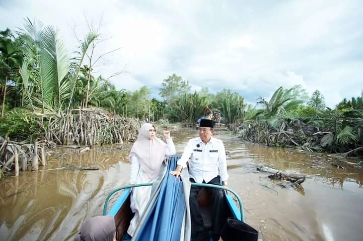 Bupati Inhil HM Wardan Pantau Secara Langsung Pengerjaan Normalisasi Parit di Desa Tekulai Hulu