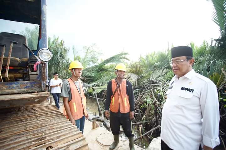 Bupati Inhil HM Wardan Pantau Secara Langsung Pengerjaan Normalisasi Parit di Desa Tekulai Hulu