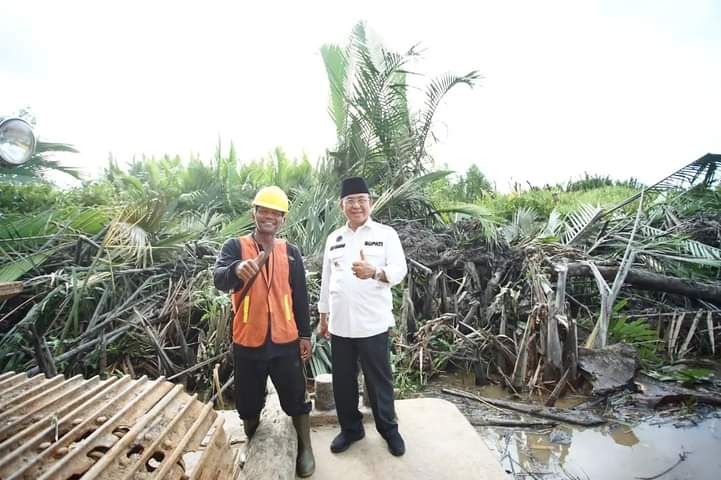 Bupati Inhil HM Wardan Pantau Secara Langsung Pengerjaan Normalisasi Parit di Desa Tekulai Hulu