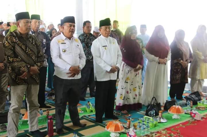 Saat Maulid Nabi di Desa Tanah Merah, Bupati HM Wardan Ajak Masyarakat Bersama-sama membangun Negeri