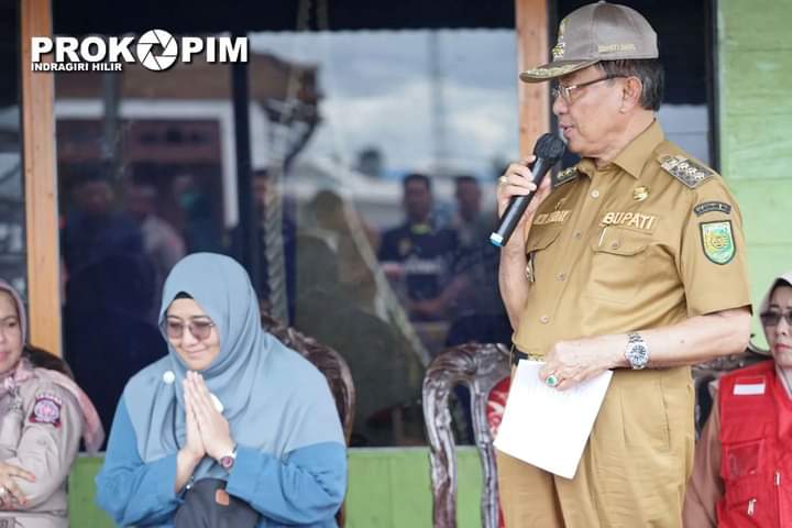 Bupati Bersama Ketua PMI Didampingi Konsulat Malaysia Meninjau Dan Serahkan Bantuan Bencana Longsor di Kuala Enok