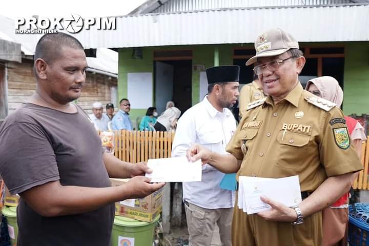 Bupati Bersama Ketua PMI Didampingi Konsulat Malaysia Meninjau Dan Serahkan Bantuan Bencana Longsor di Kuala Enok