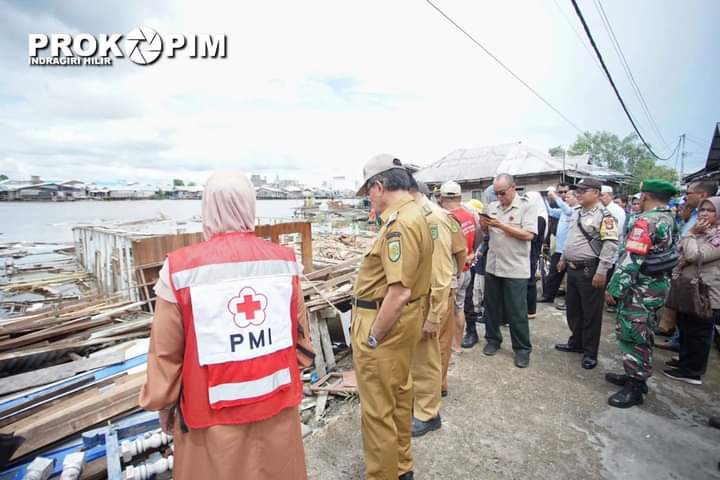 Bupati Bersama Ketua PMI Didampingi Konsulat Malaysia Meninjau Dan Serahkan Bantuan Bencana Longsor di Kuala Enok