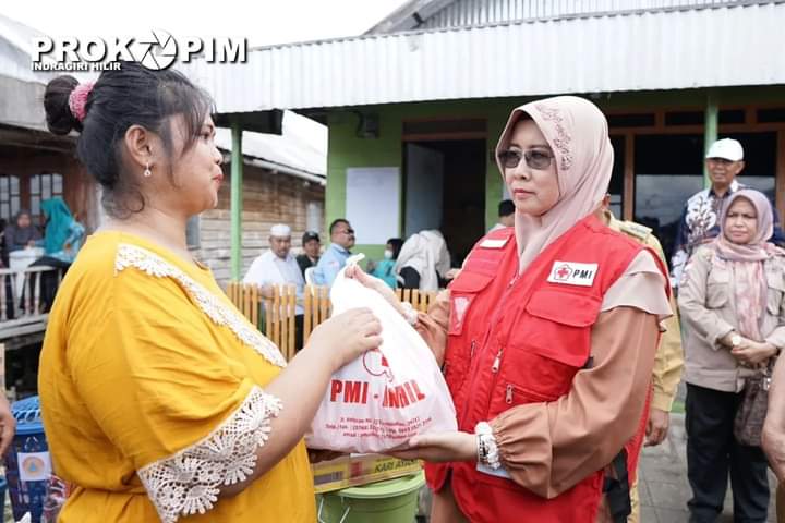 Bupati Bersama Ketua PMI Didampingi Konsulat Malaysia Meninjau Dan Serahkan Bantuan Bencana Longsor di Kuala Enok