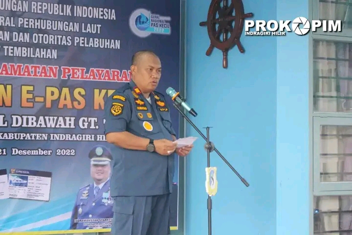 Bupati Inhil Bersama Kepala KSOP Kelas IV Tembilahan Serahkan Kartu E-PAS Kecil Pertama di Provinsi Riau