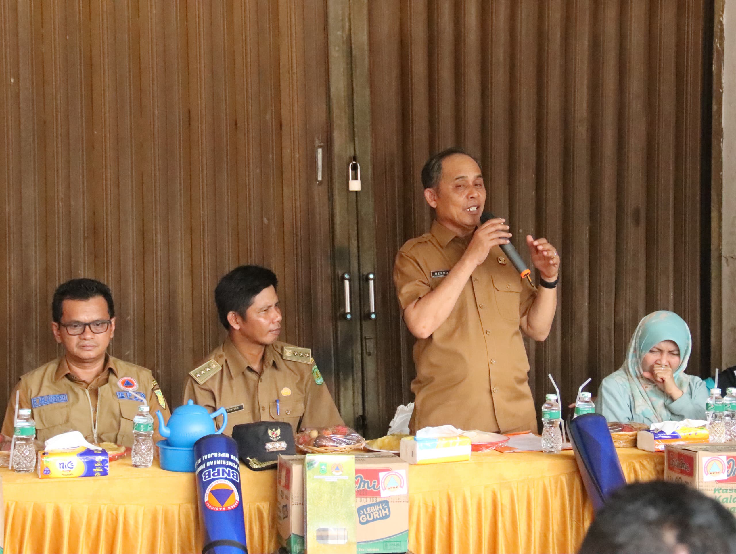 Bupati Inhil serahkan bantuan untuk korban kebakaran di Desa Danau Pulau Indah, Kecamatan Kempas