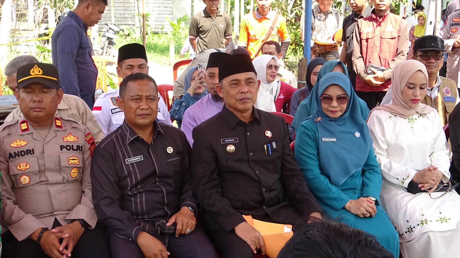 Tingkatkan Kewaspadaan Musim Kemarau, Bupati Inhil Salurkan Bantuan Korban Kebakaran di Belantaraya