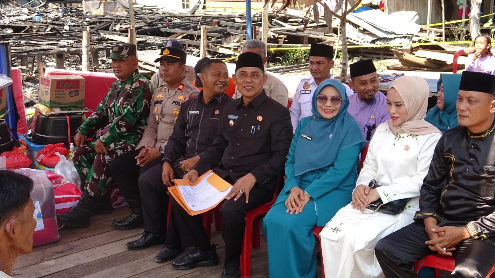 Tingkatkan Kewaspadaan Musim Kemarau, Bupati Inhil Salurkan Bantuan Korban Kebakaran di Belantaraya