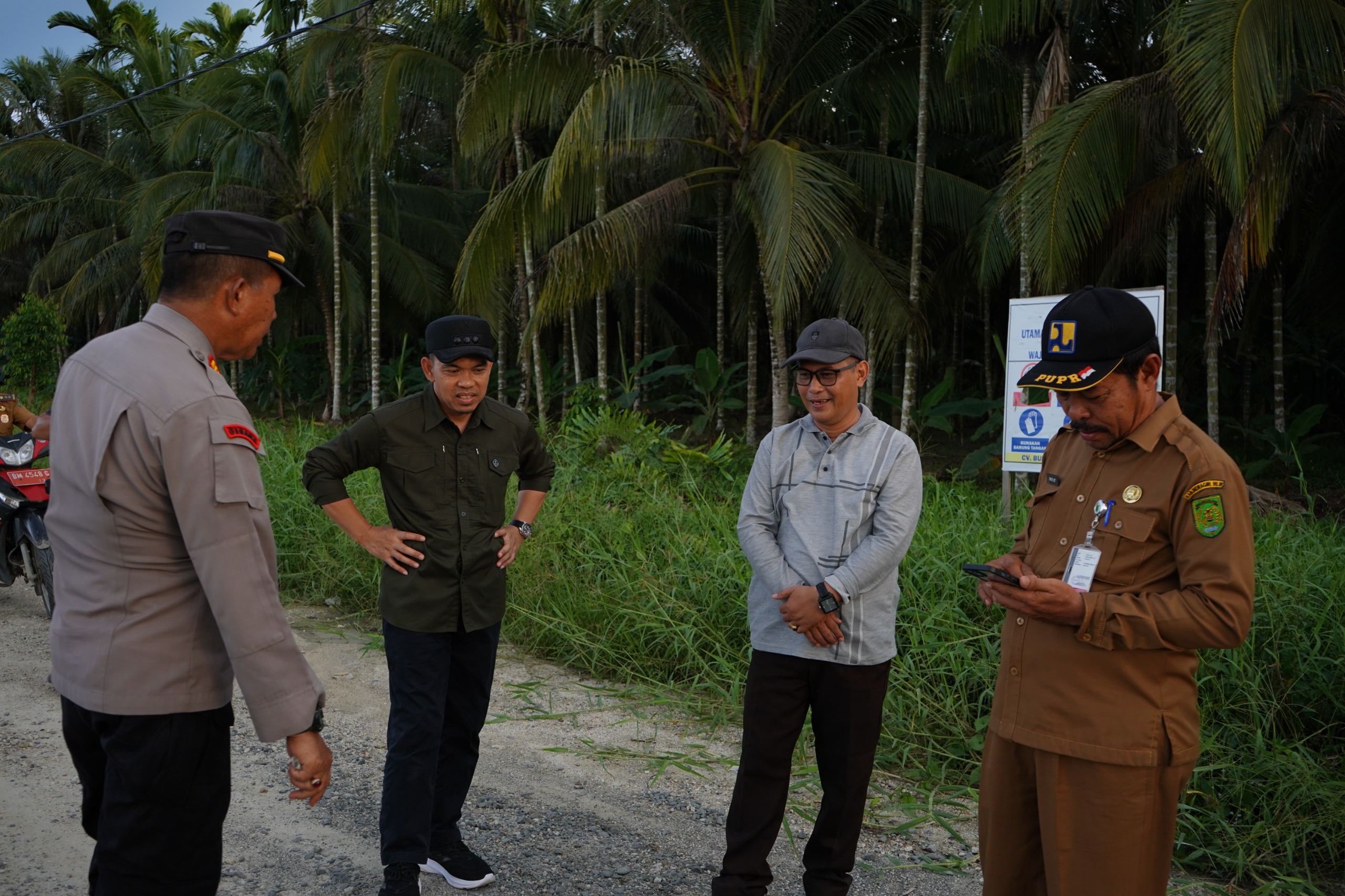 Pj Bupati Inhil Tinjau Beberapa Titik Proyek Jalan dengan DBH Sawit