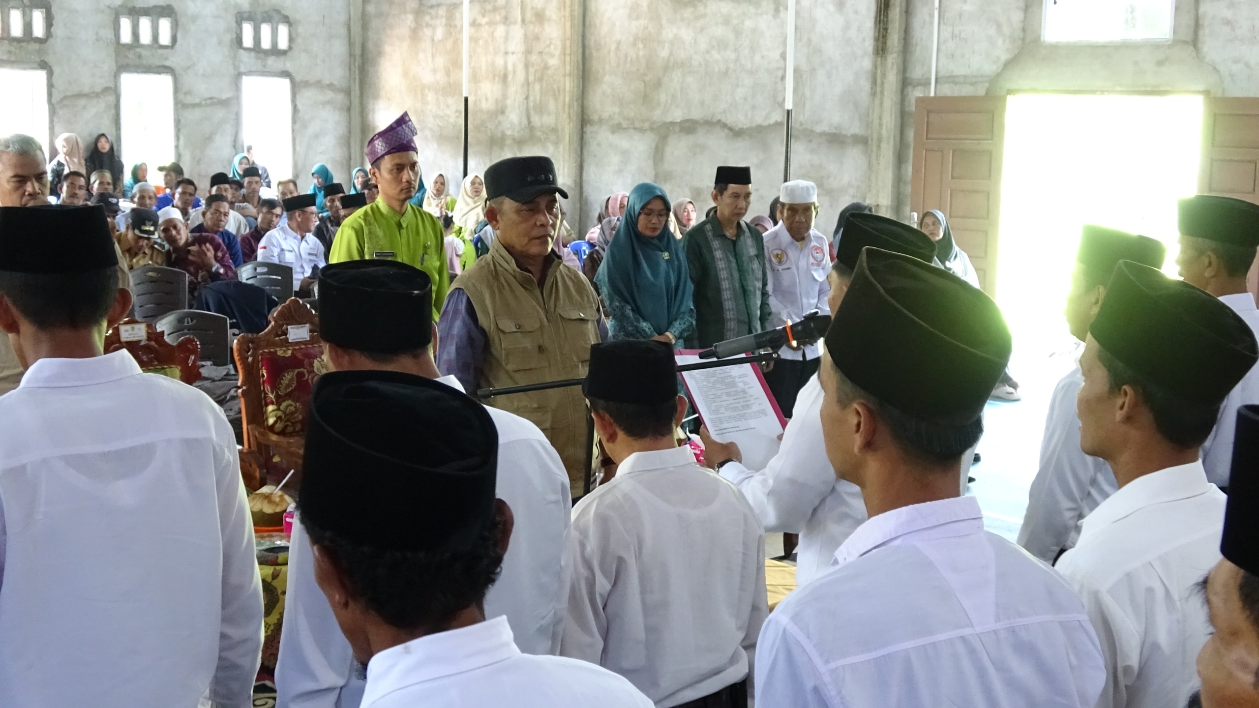 Bupati Herman Kukuhkan Ketua RT dan RW Periode 2025 - 2030 di Sialang Panjang