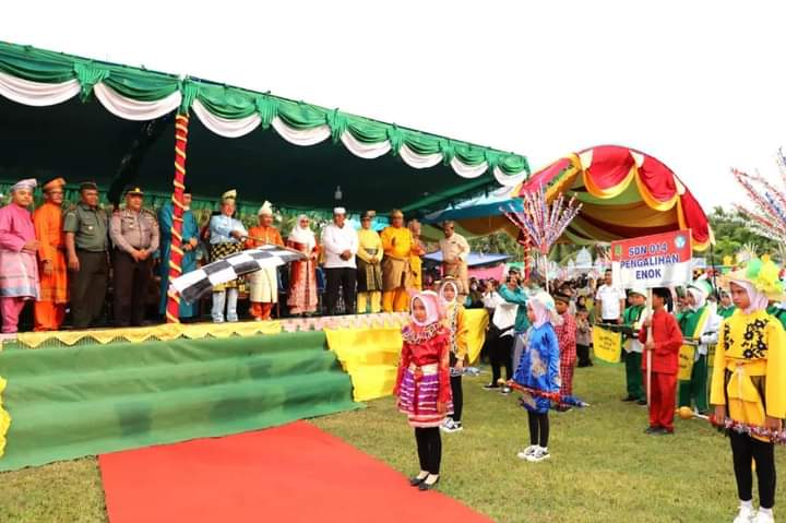 Bupati Melepas Pawai Ta'ruf Sekaligus Meresmikan Stand Bazar MTQ Kecamatan Enok