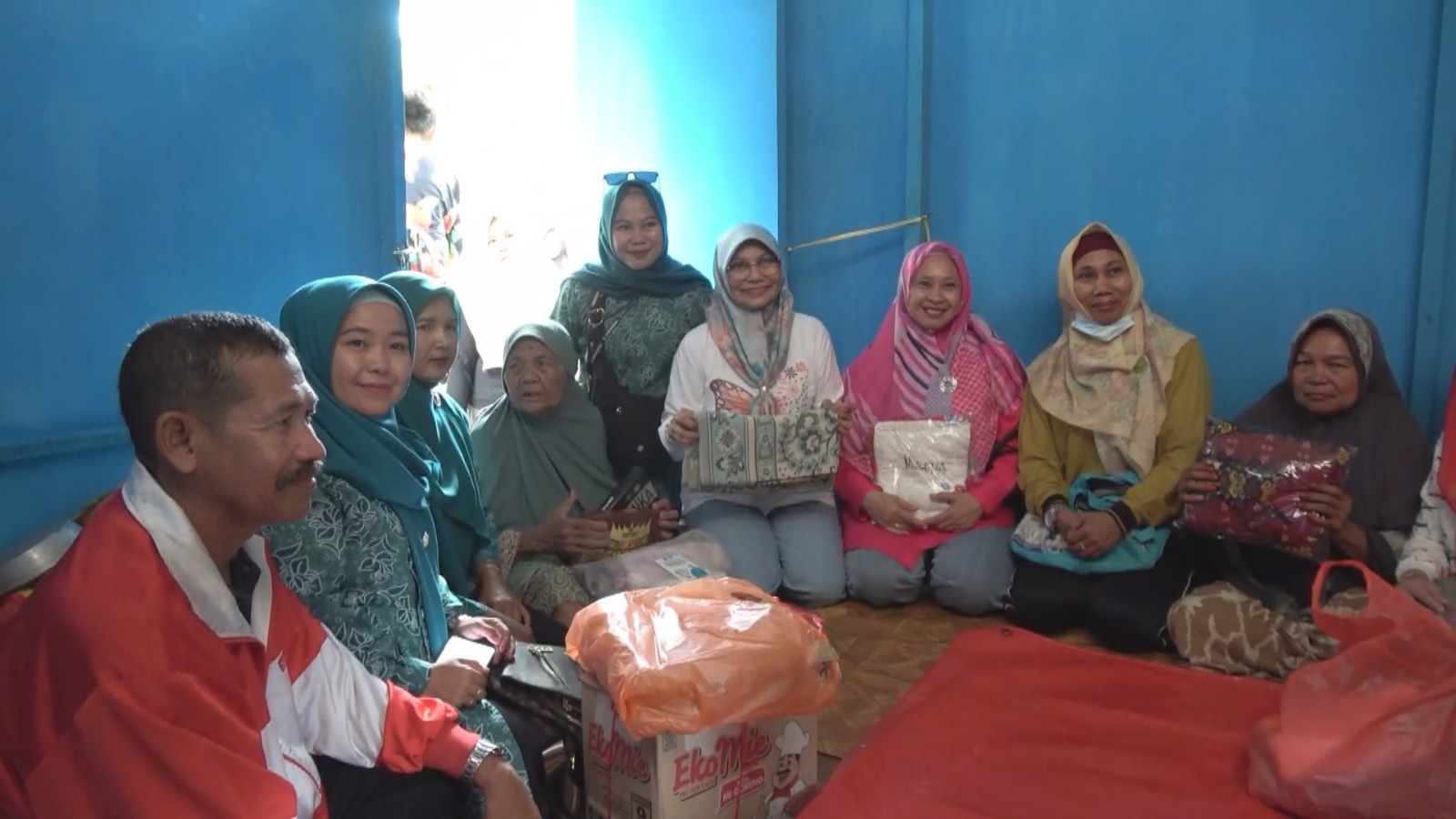 Ketua TP PKK Inhil Kunjungi Nenek Indrawati, Warga Lansia yang Tinggal Sebatang Kara