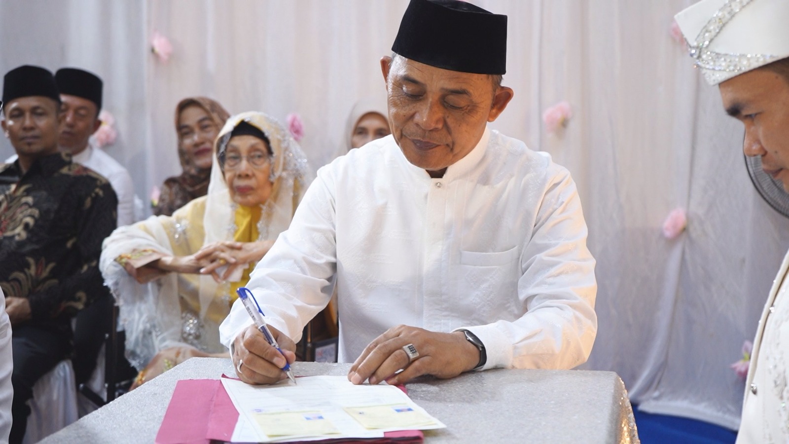 Bupati Inhil H Herman Hadiri dan Jadi Saksi Akad Nikah Putri Kadis Kominfo