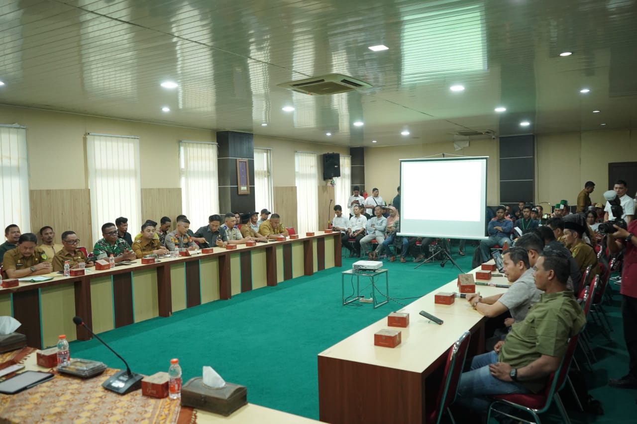 Bupati Inhil Pimpin Langsung Rapat Penyelesaian Konflik Hama Kumbang Perkebunan Enok