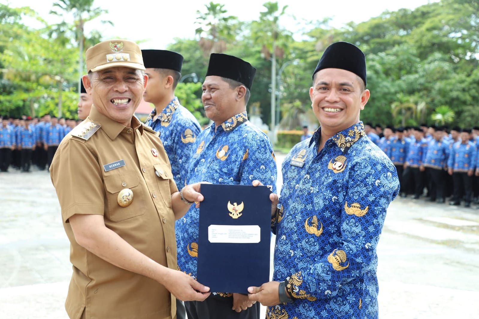 Bupati Inhil Herman Serahkan 966 SK PPPK, CPNS, dan PNS IPDN tahun 2025