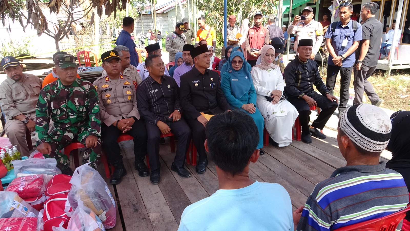 Tingkatkan Kewaspadaan Musim Kemarau, Bupati Inhil Salurkan Bantuan Korban Kebakaran di Belantaraya