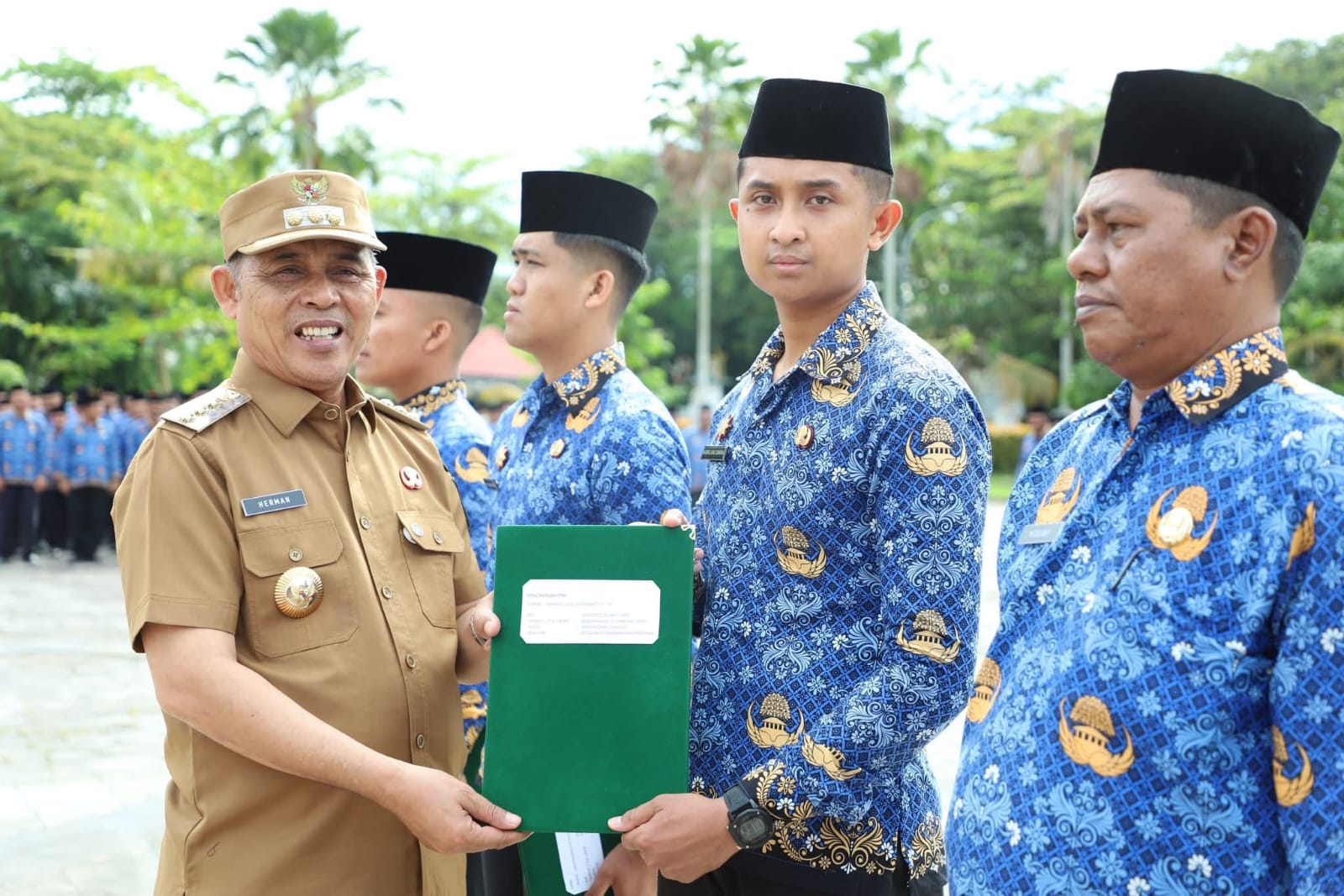 Bupati Inhil Herman Serahkan 966 SK PPPK, CPNS, dan PNS IPDN tahun 2025