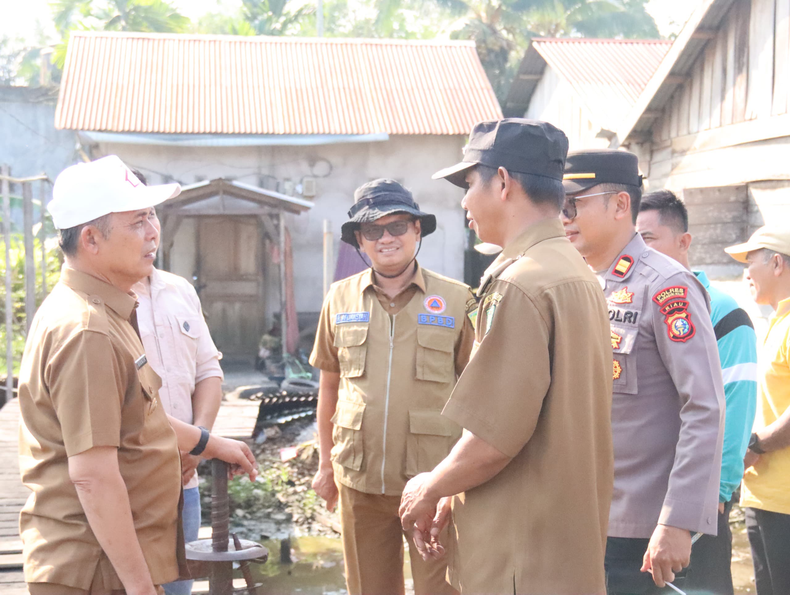 Bupati Inhil serahkan bantuan untuk korban kebakaran di Desa Danau Pulau Indah, Kecamatan Kempas