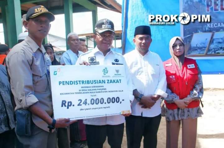 Bupati Inhil Serahkan Bantuan kepada Korban Kebaran di Desa Sialang Panjang