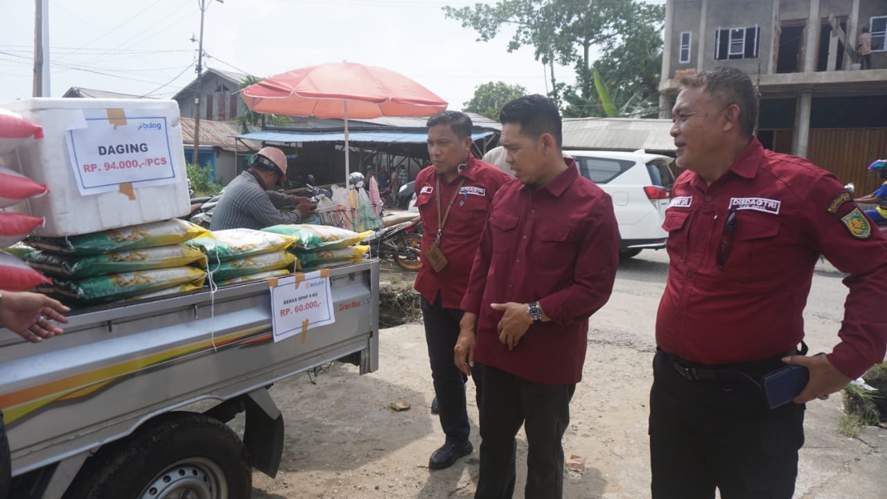 GALERI: Pj Bupati Inhil Tinjau Pelaksanaan Pasar Murah di Tembilahan Hulu