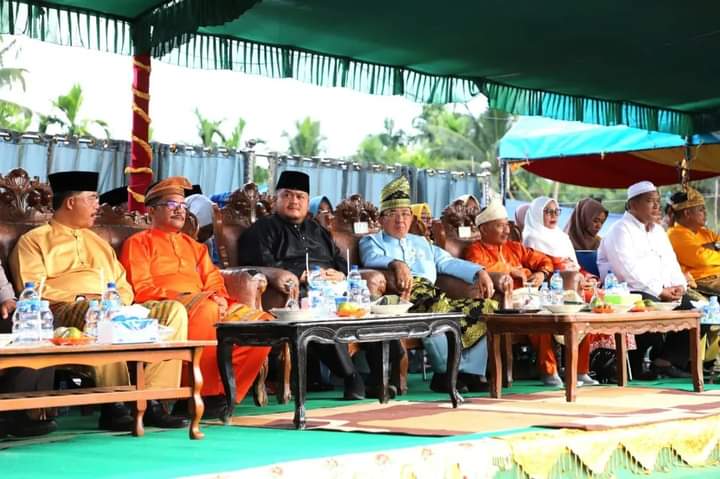 Bupati Melepas Pawai Ta'ruf Sekaligus Meresmikan Stand Bazar MTQ Kecamatan Enok