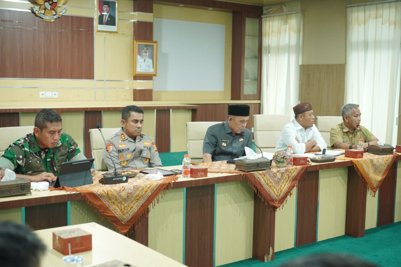 Bupati Inhil Pimpin Langsung Rapat Penyelesaian Konflik Hama Kumbang Perkebunan Enok
