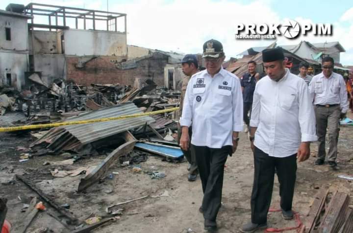 Bupati Inhil Serahkan Bantuan kepada Korban Kebaran di Desa Sialang Panjang