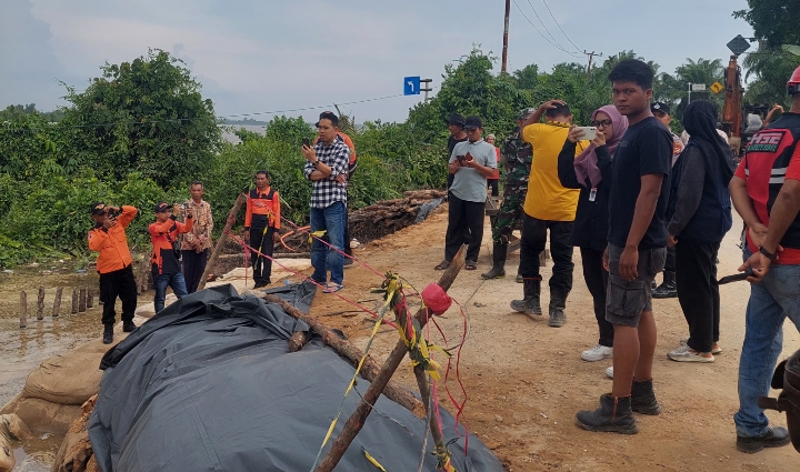 Pj Bupati Inhil Tinjau Musibah Longsor di Jalan Provinsi