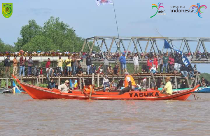 Festival Pacu Sampan di Jembatan Getek Sungai Luar Berlangsung Meriah