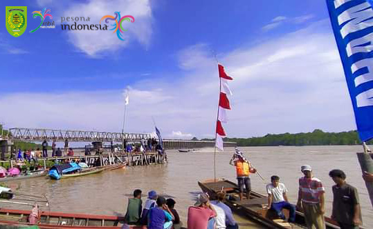 Festival Pacu Sampan di Jembatan Getek Sungai Luar Berlangsung Meriah