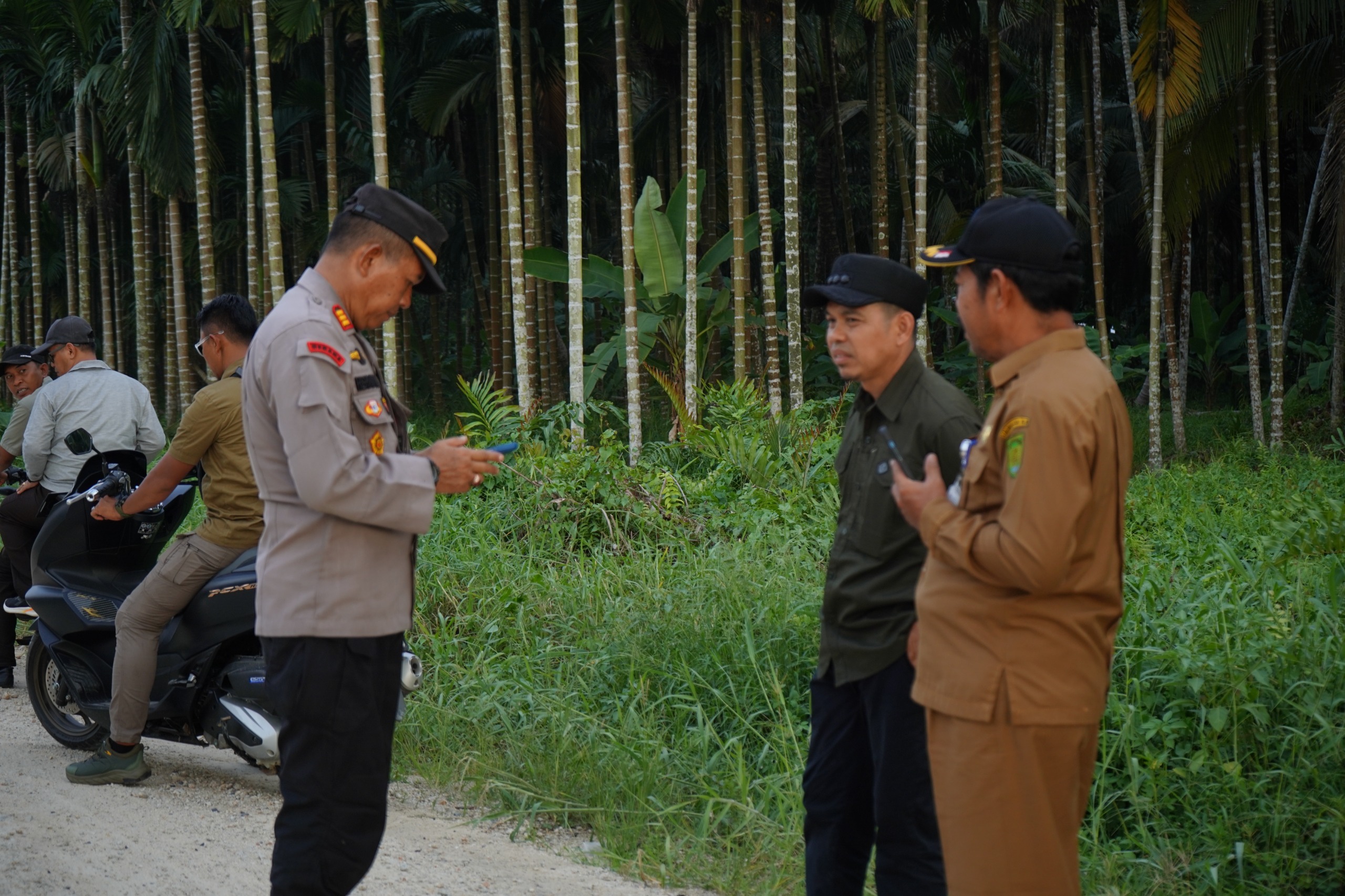 Pj Bupati Inhil Tinjau Beberapa Titik Proyek Jalan dengan DBH Sawit