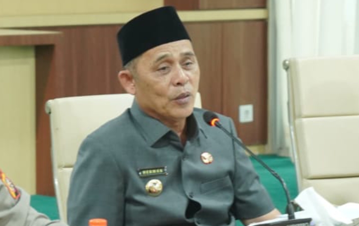 Bupati Inhil Pimpin Langsung Rapat Penyelesaian Konflik Hama Kumbang Perkebunan Enok