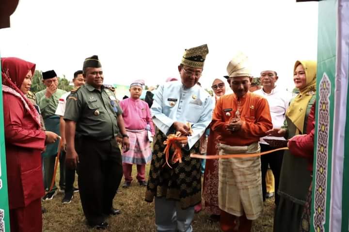 Bupati Melepas Pawai Ta'ruf Sekaligus Meresmikan Stand Bazar MTQ Kecamatan Enok