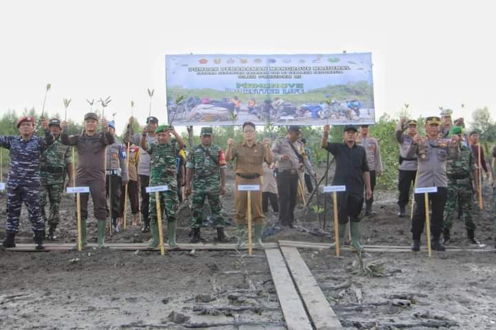 Mewakili Bupati, Asisten III Setdakab Inhil Hadiri Acara Puncak Penanaman Mangrove Nasional