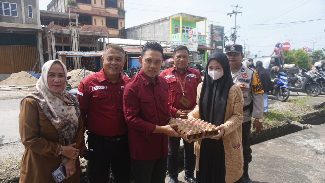 GALERI: Pj Bupati Inhil Tinjau Pelaksanaan Pasar Murah di Tembilahan Hulu