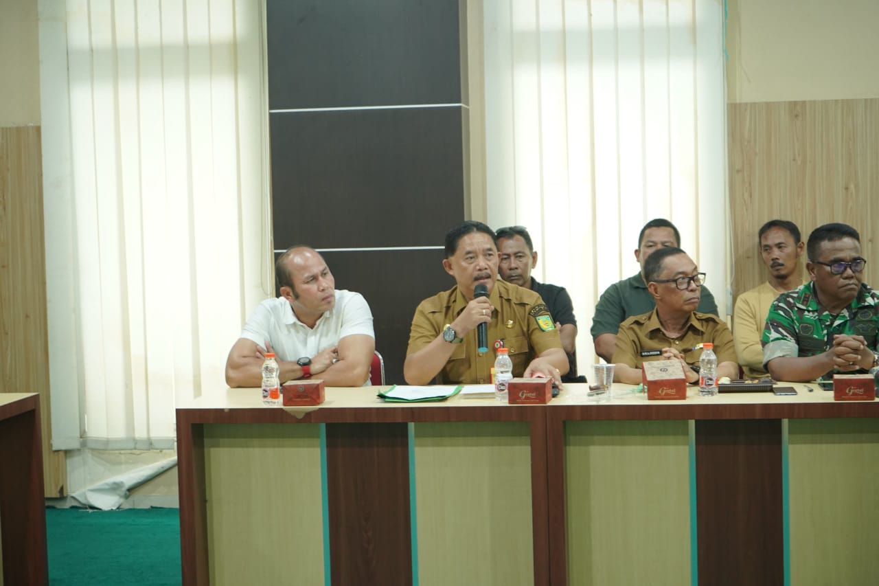 Bupati Inhil Pimpin Langsung Rapat Penyelesaian Konflik Hama Kumbang Perkebunan Enok