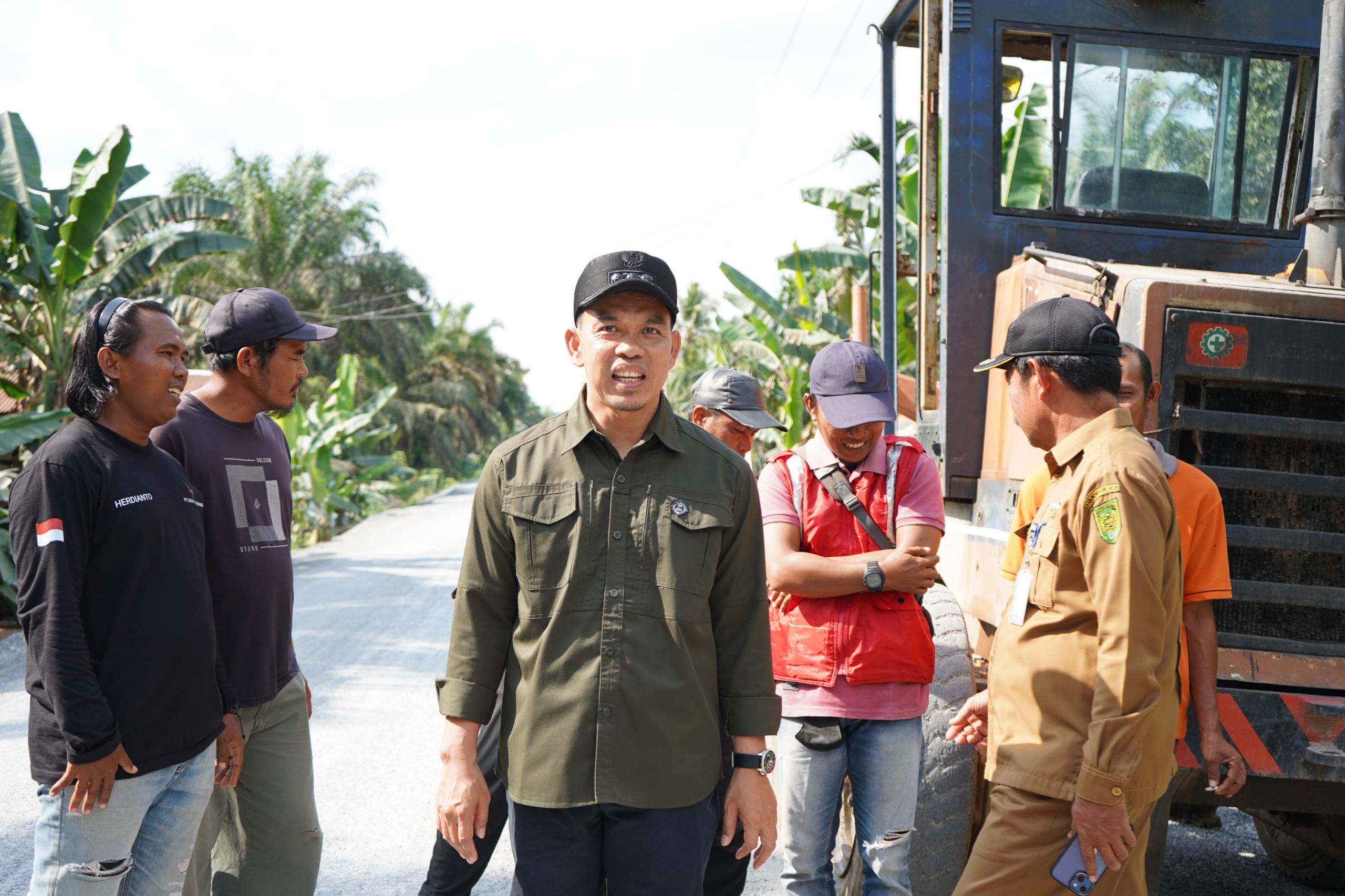 Pj Bupati Inhil Tinjau Beberapa Titik Proyek Jalan dengan DBH Sawit